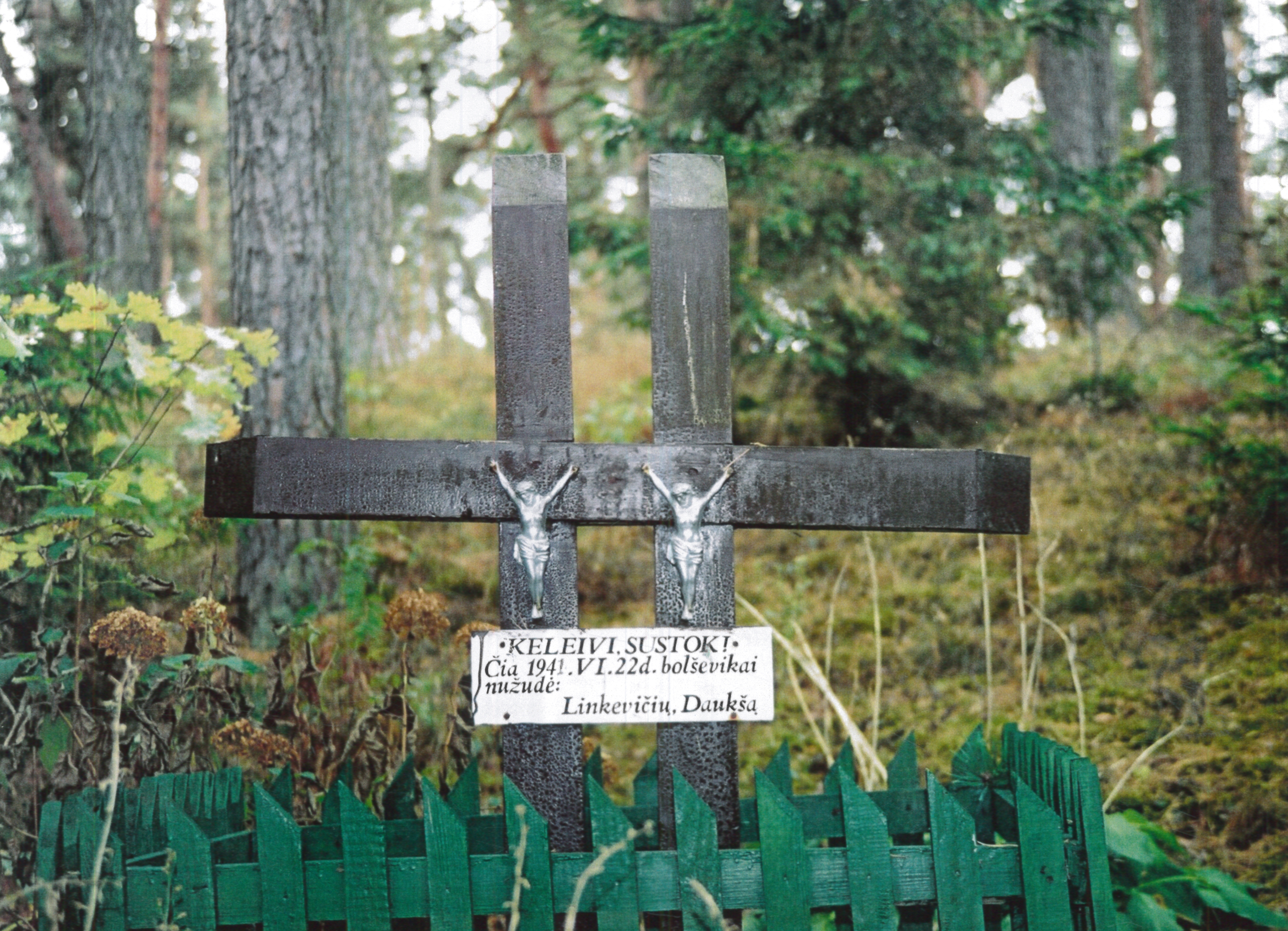 Atminimo kryžiai, skirti 1941 m. sukilimo dalyviams Stanislovui Linkevičiui ir Vytautui Daukšiui